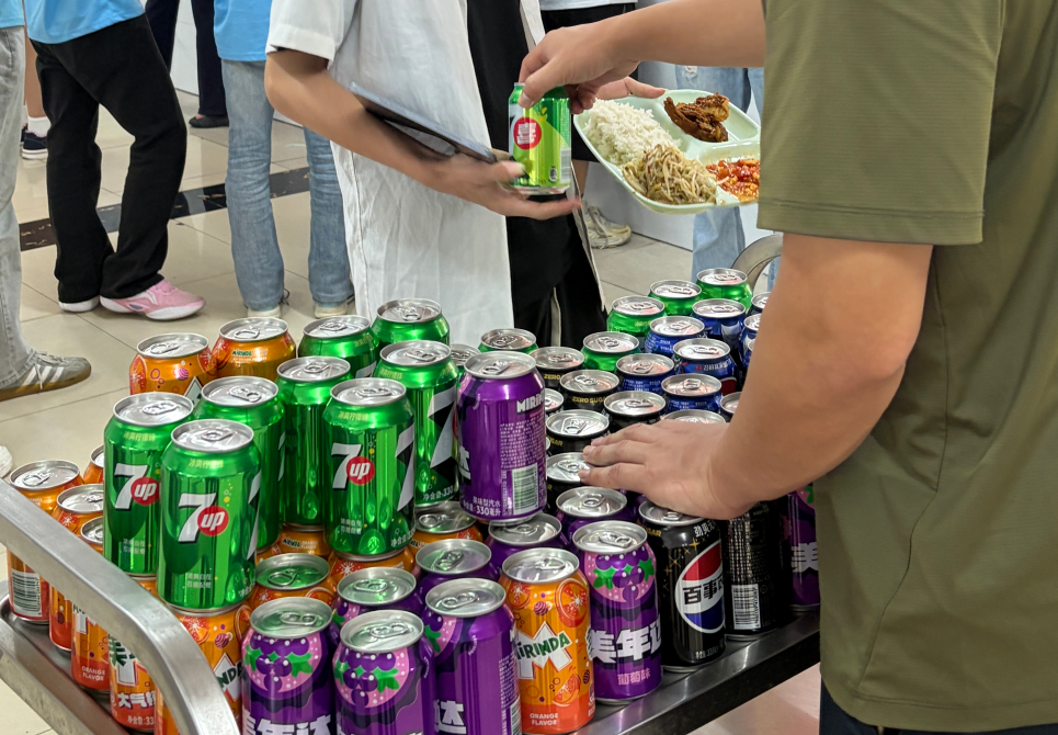 幸运8号食堂暖心送饮料 学员就餐即可免费领取