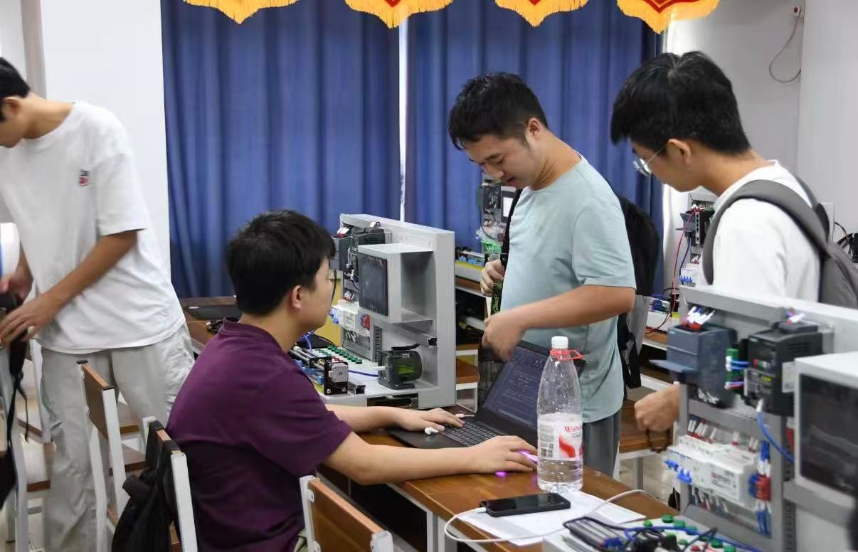独立场地练真功 校企合作育匠才——走进我校PLC实训中心